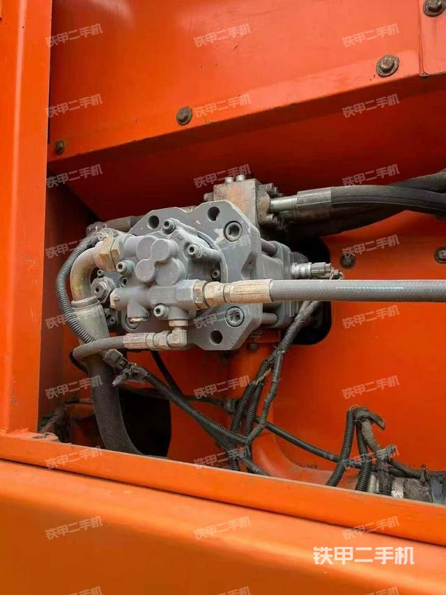 液压泵舱室正面整体（整机外观）