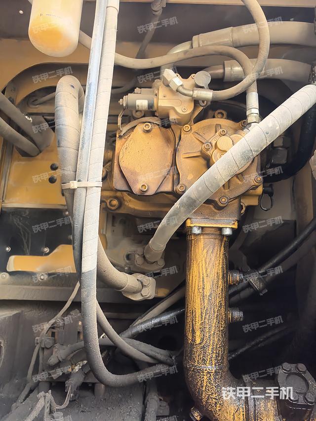 液压泵舱室正面整体（整机外观）