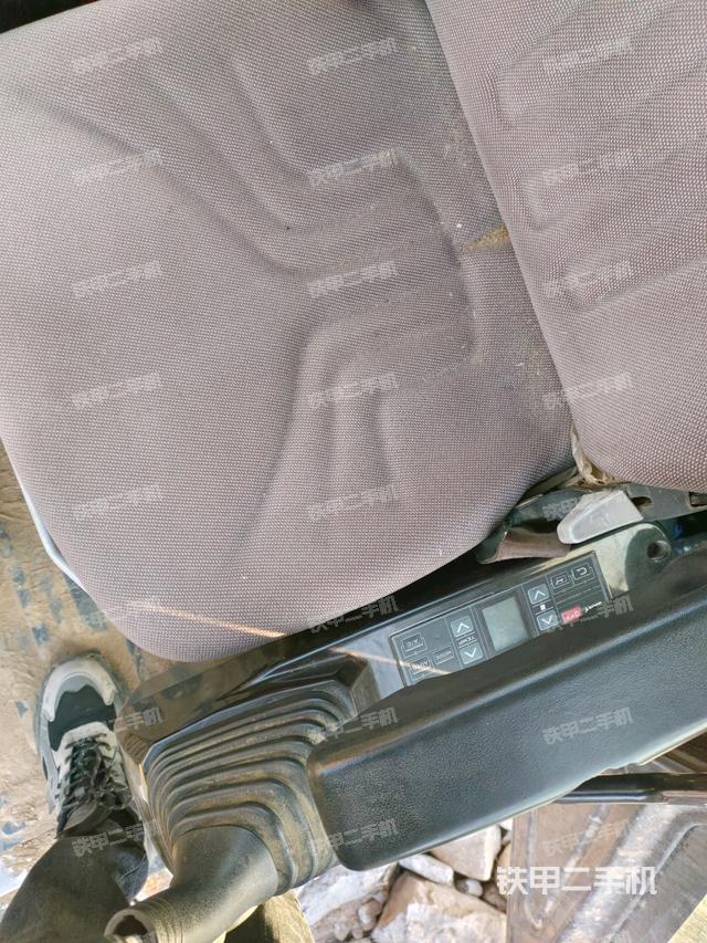 座椅右側(cè)控制臺(tái)/鑰匙門/油門/含右手柄（駕駛室部分）