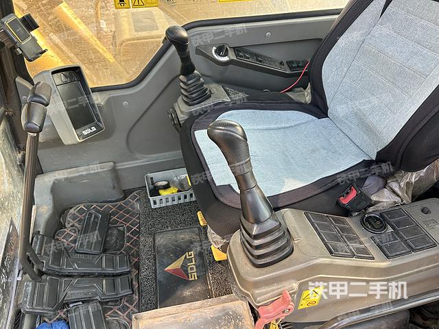 驾驶室整体（整机外观）