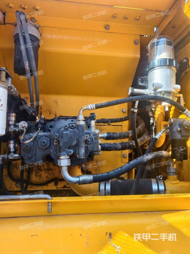 液压泵舱室正面整体（整机外观）