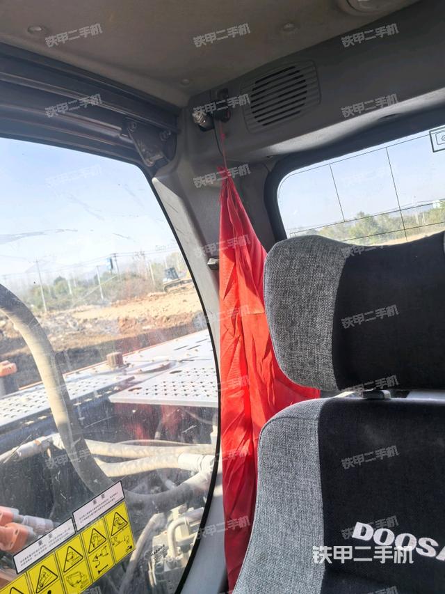 座椅右侧控制台/钥匙门/油门/含右手柄（驾驶室部分）