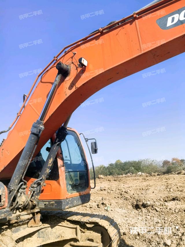 大臂油缸整体 竖拍（工作和回转装置）