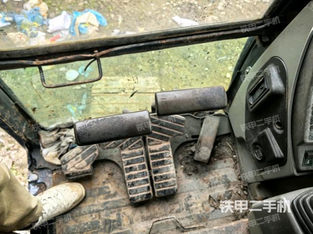 行走控制手柄和踏板?俯拍（駕駛室部分）