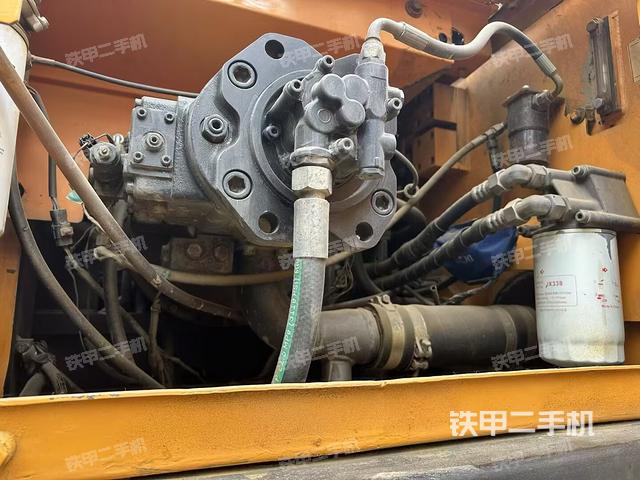 液压泵舱室正面整体（整机外观）