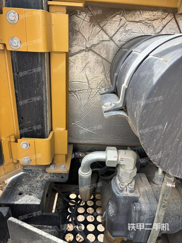 液壓泵艙室正面整體（整機(jī)外觀）