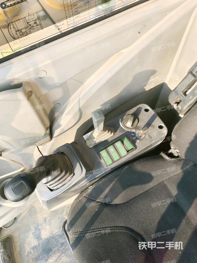 座椅右側(cè)控制臺(tái)/鑰匙門(mén)/油門(mén)/含右手柄（駕駛室部分）