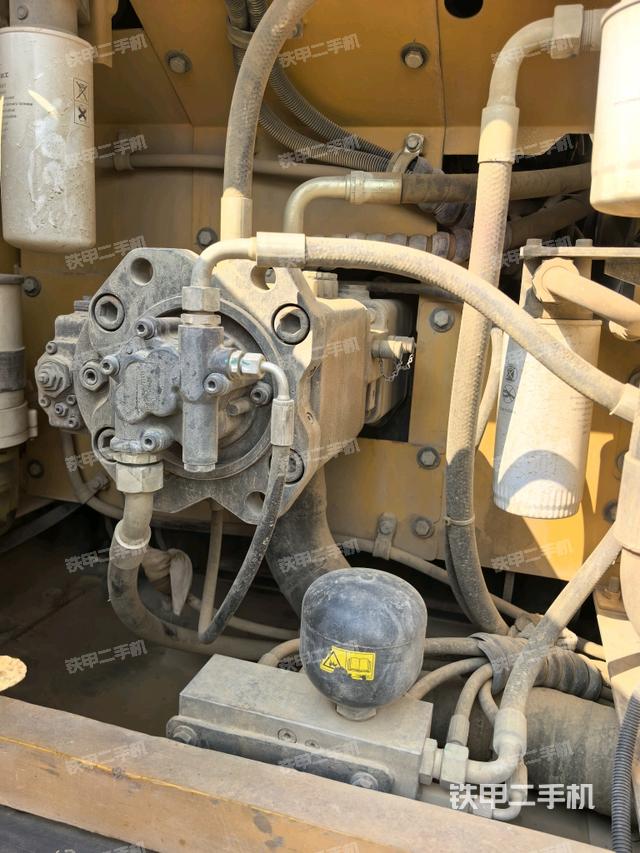 液压泵舱室正面整体（整机外观）