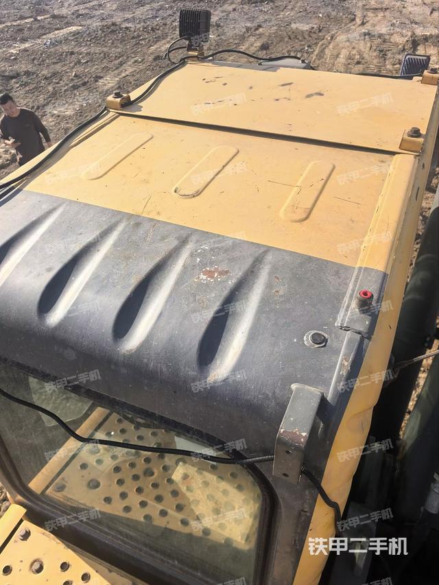 驾驶室顶部（整机外观）