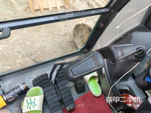 行走控制手柄和踏板 俯拍（驾驶室部分）