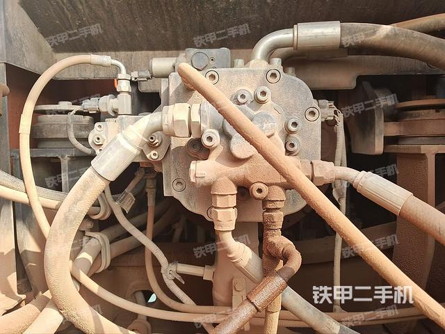 液压泵舱室正面整体（整机外观）