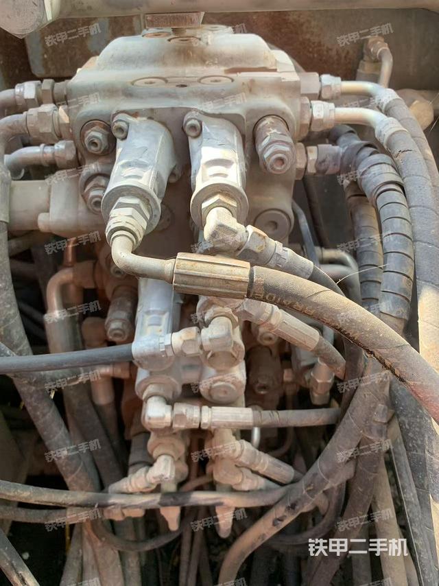 回转马达和主控阀（整机外观）