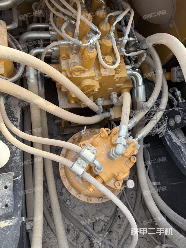 回转马达和主控阀（整机外观）