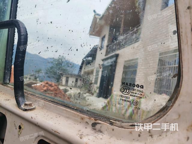 座椅左侧控制台/音响/含左手柄（驾驶室部分）