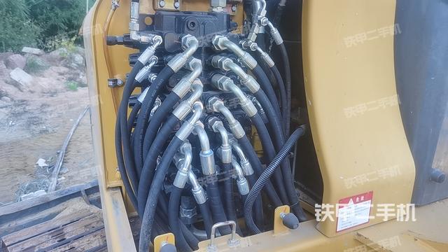 回轉(zhuǎn)馬達(dá)和主控閥（整機(jī)外觀）