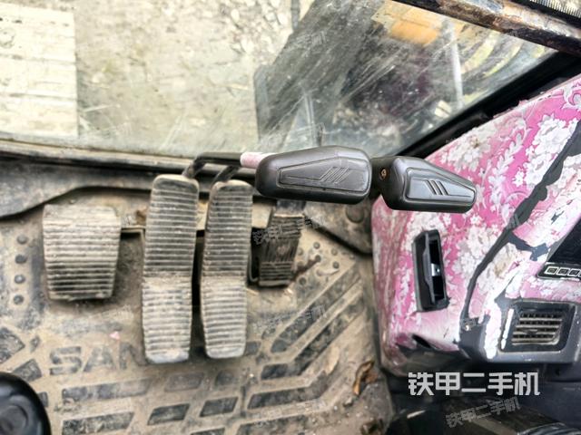 行走控制手柄和踏板?俯拍（駕駛室部分）