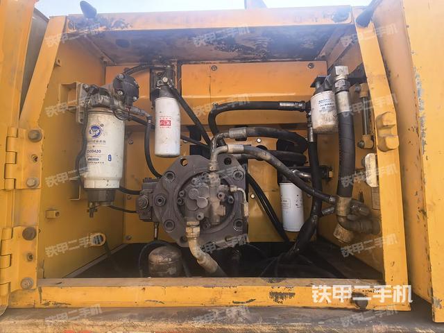 液压泵舱室正面整体（整机外观）