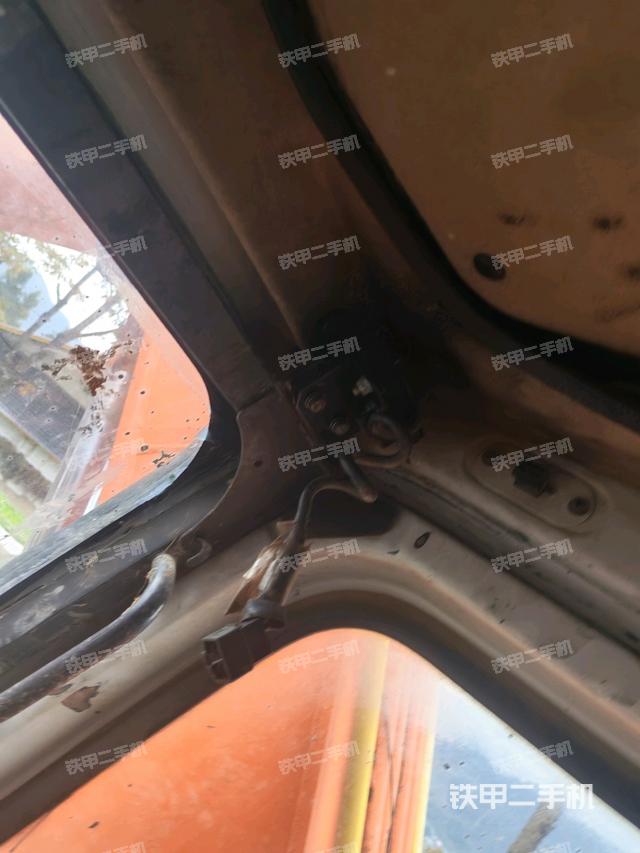 行走控制手柄和踏板 俯拍（驾驶室部分）