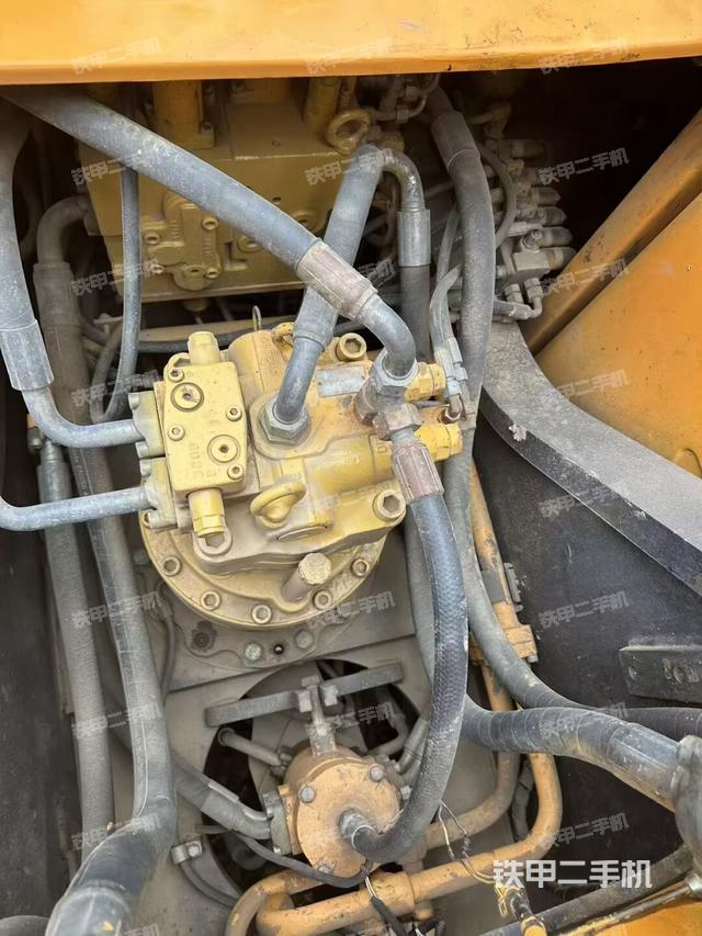 回转马达和主控阀（整机外观）