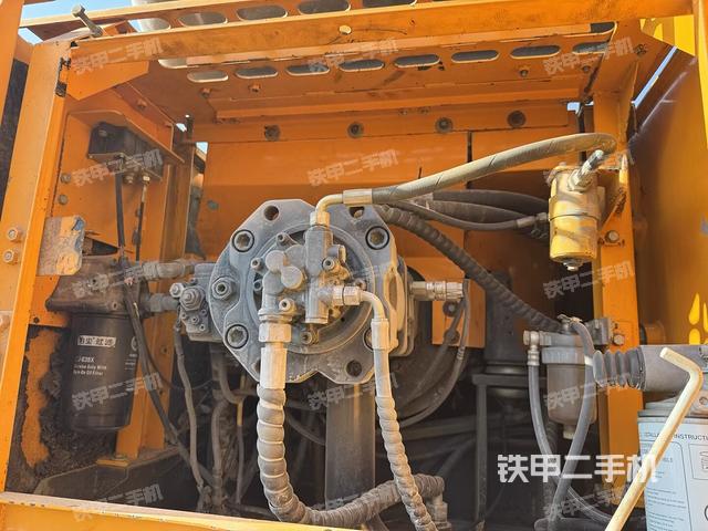 液压泵舱室正面整体（整机外观）