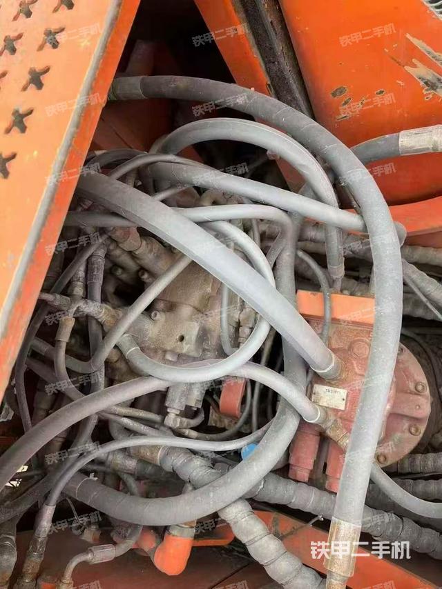 回转马达和主控阀（整机外观）