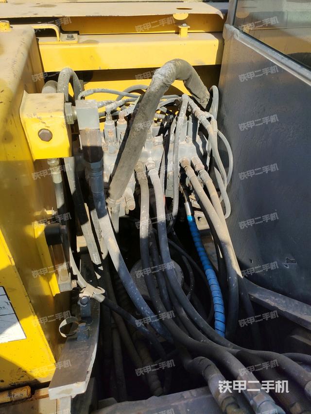 回转马达和主控阀（整机外观）