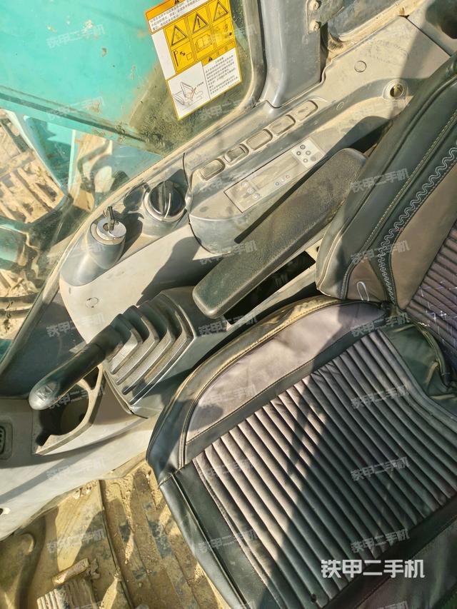 座椅右侧控制台/钥匙门/油门/含右手柄（驾驶室部分）