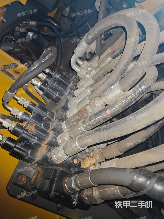 液压泵舱室正面整体（整机外观）