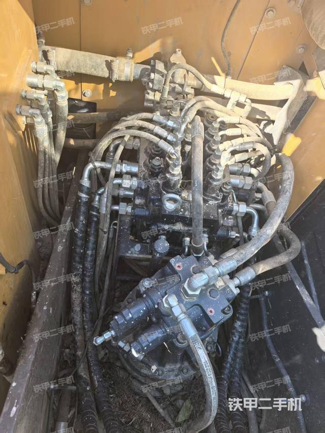 回转马达和主控阀（整机外观）