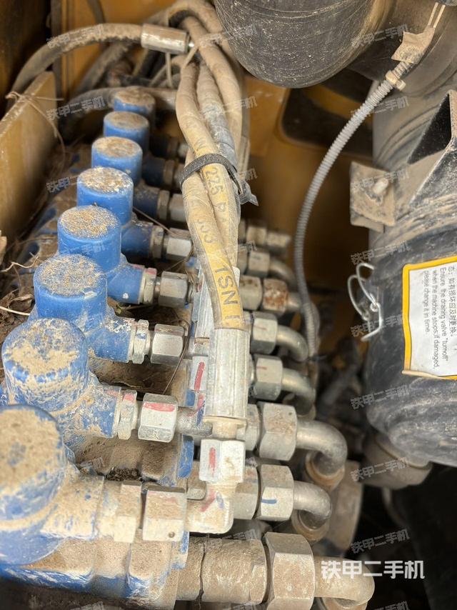 回轉(zhuǎn)馬達(dá)和主控閥（整機(jī)外觀）