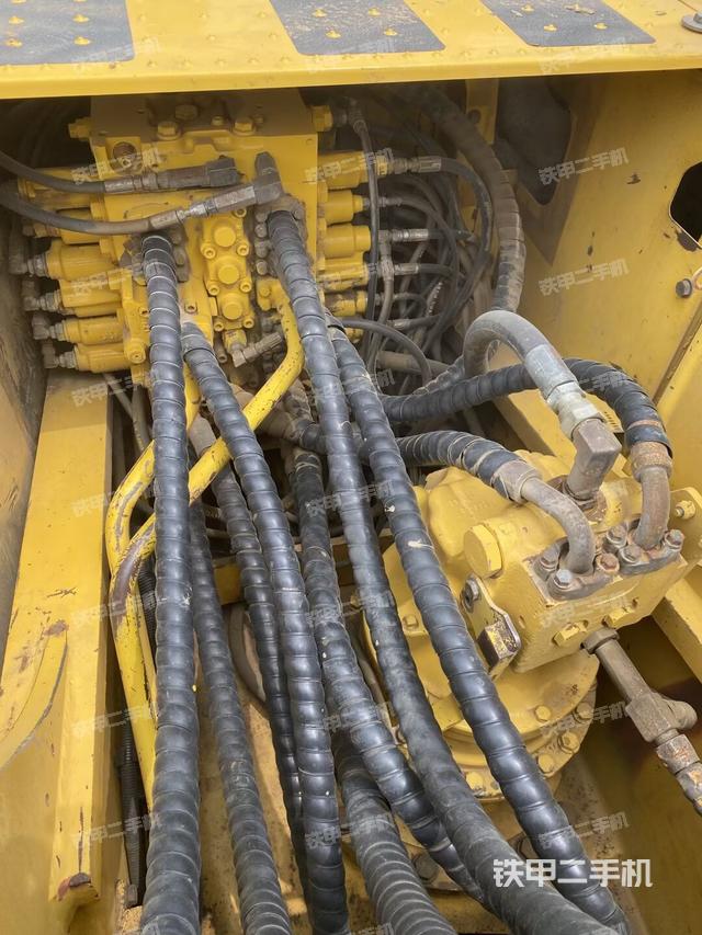 回轉(zhuǎn)馬達(dá)和主控閥（整機(jī)外觀）