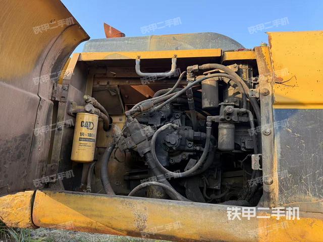 液压泵舱室正面整体（整机外观）