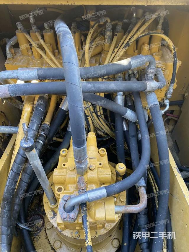 回转马达和主控阀（整机外观）