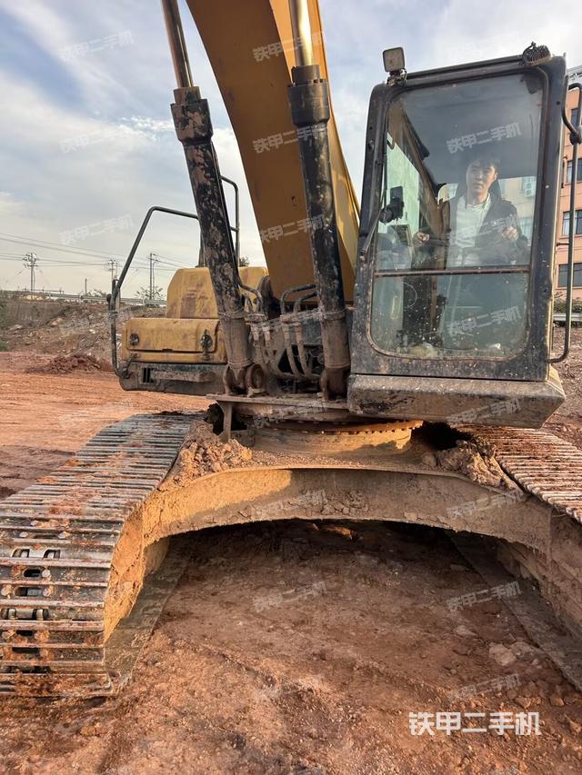 大臂油缸整体 竖拍（工作和回转装置）