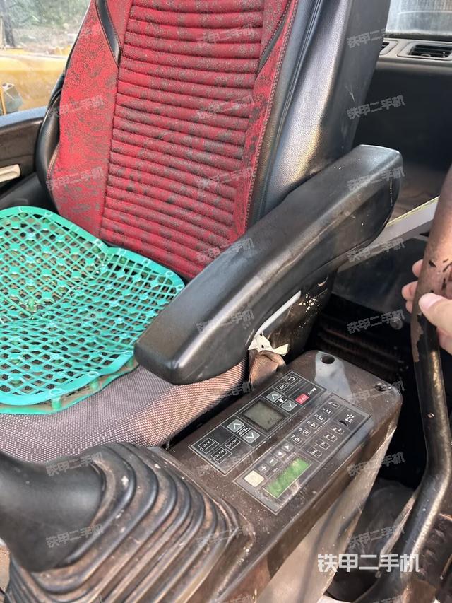 行走控制手柄和踏板 俯拍（驾驶室部分）