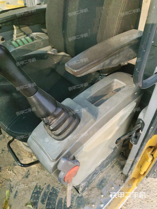 座椅左侧控制台/音响/含左手柄（驾驶室部分）