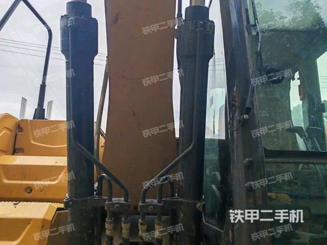 大臂油缸整体 竖拍（工作和回转装置）