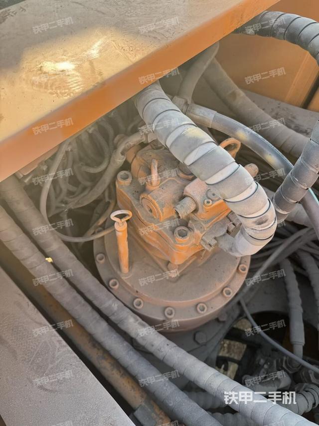 回转马达和主控阀（整机外观）