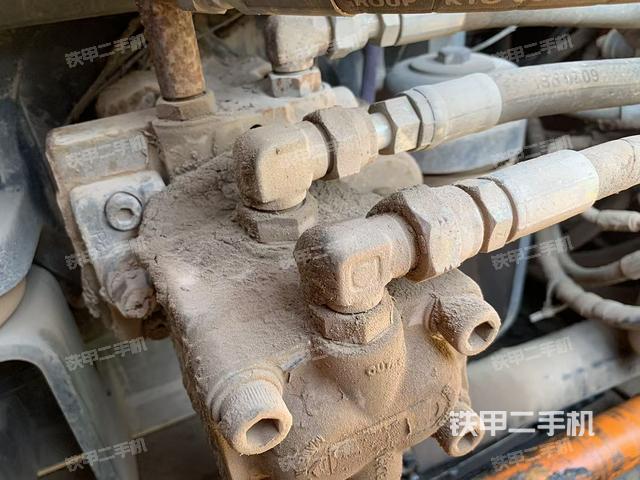 液压泵舱室正面整体（整机外观）