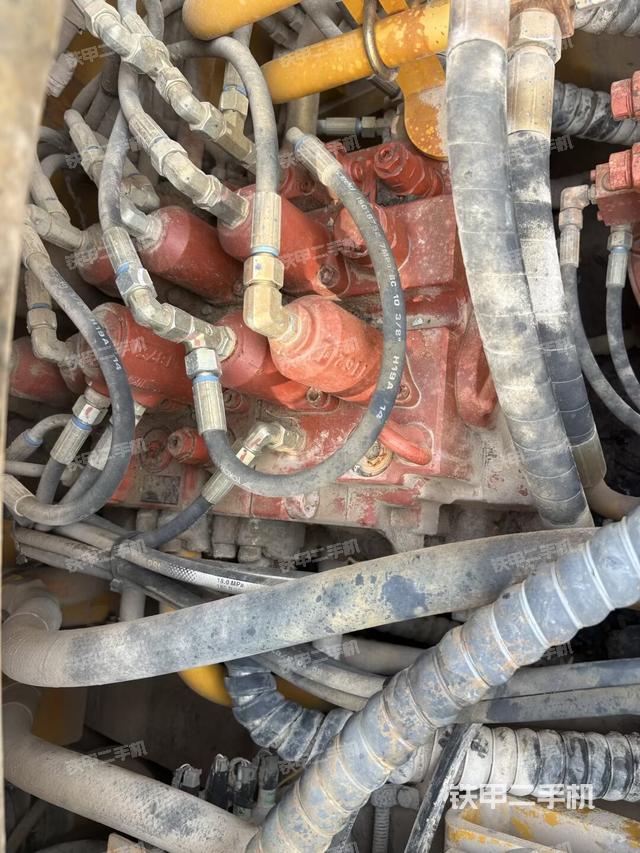 回转马达和主控阀（整机外观）