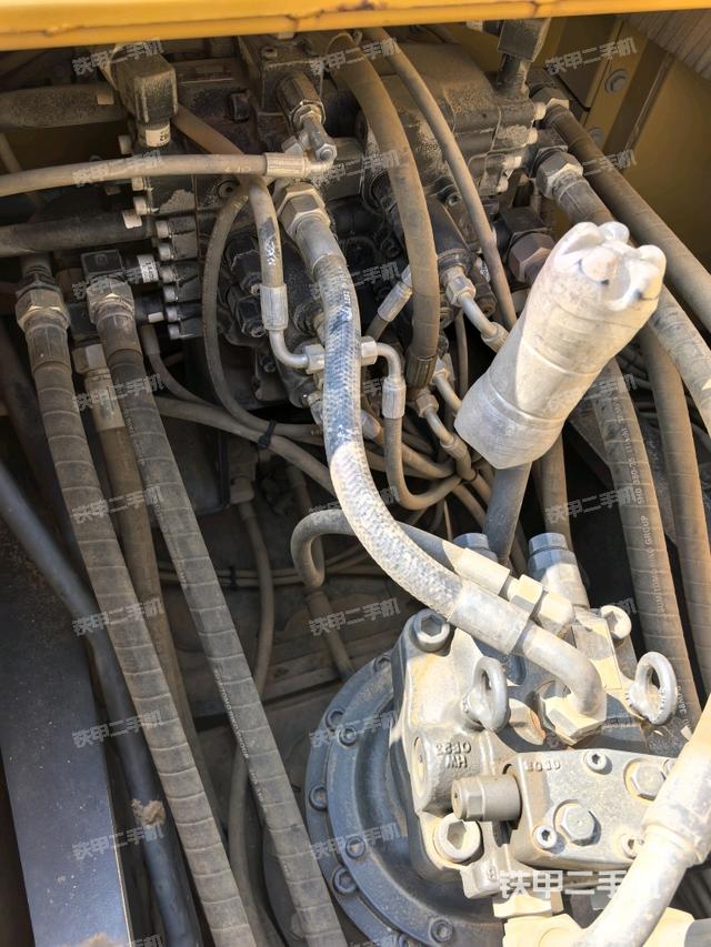 回转马达和主控阀（整机外观）