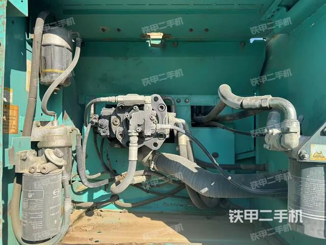 液压泵舱室正面整体（整机外观）