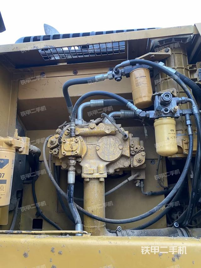 液壓泵艙室正面整體（整機外觀）