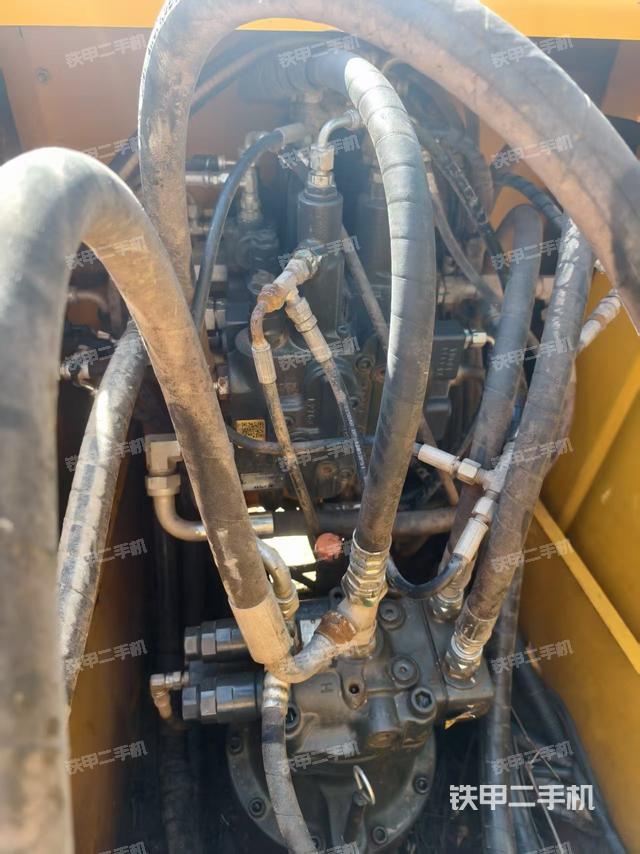 回转马达和主控阀（整机外观）