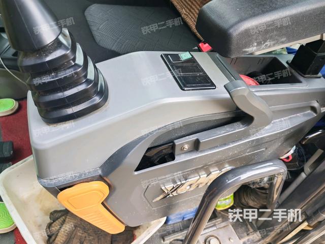 座椅左侧控制台/音响/含左手柄（驾驶室部分）