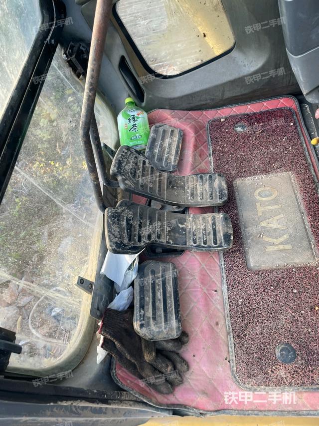 行走控制手柄和踏板 俯拍（驾驶室部分）