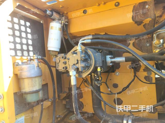 液壓泵艙室正面整體（整機外觀）