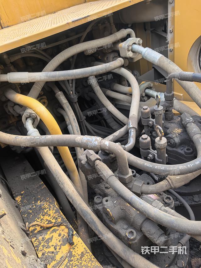 回转马达和主控阀（整机外观）