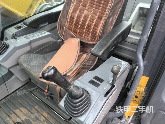 行走控制手柄和踏板?俯拍（駕駛室部分）