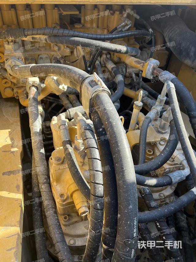 回轉(zhuǎn)馬達(dá)和主控閥（整機(jī)外觀）